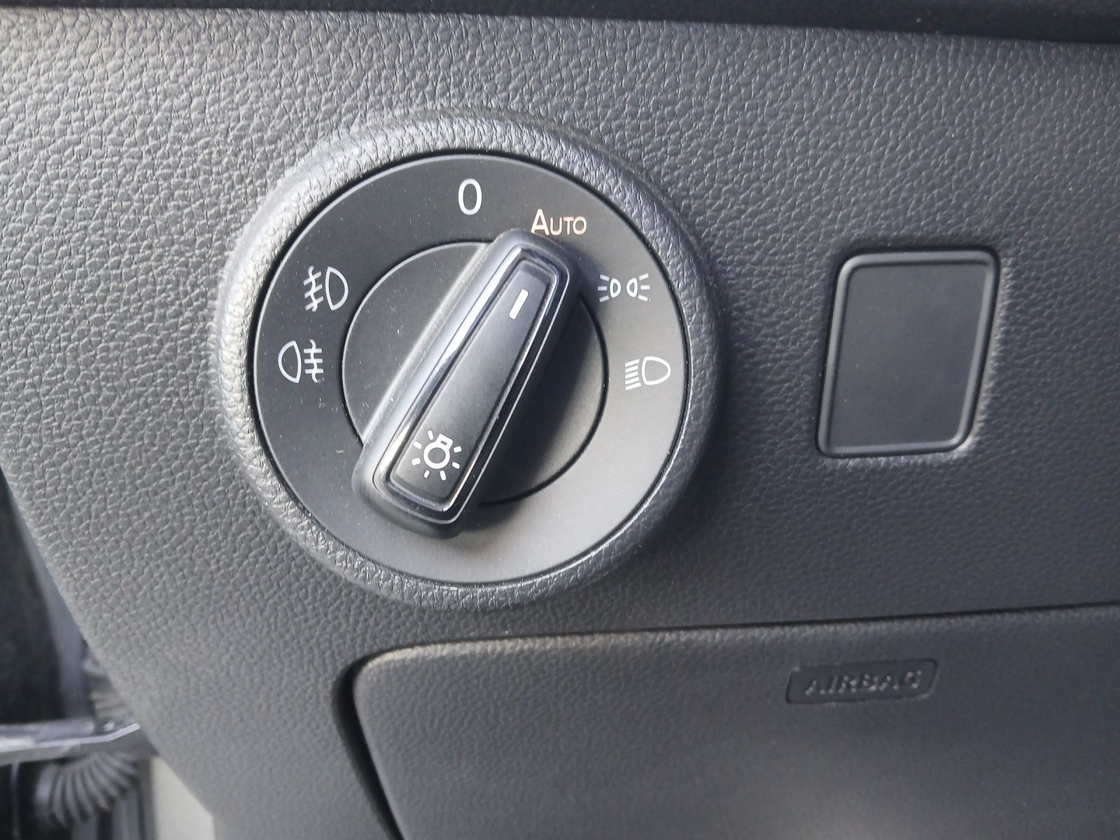 Fahrzeugabbildung SEAT Ateca TSI FR-Line DSG LED AHK Navi AID ACC RFK S