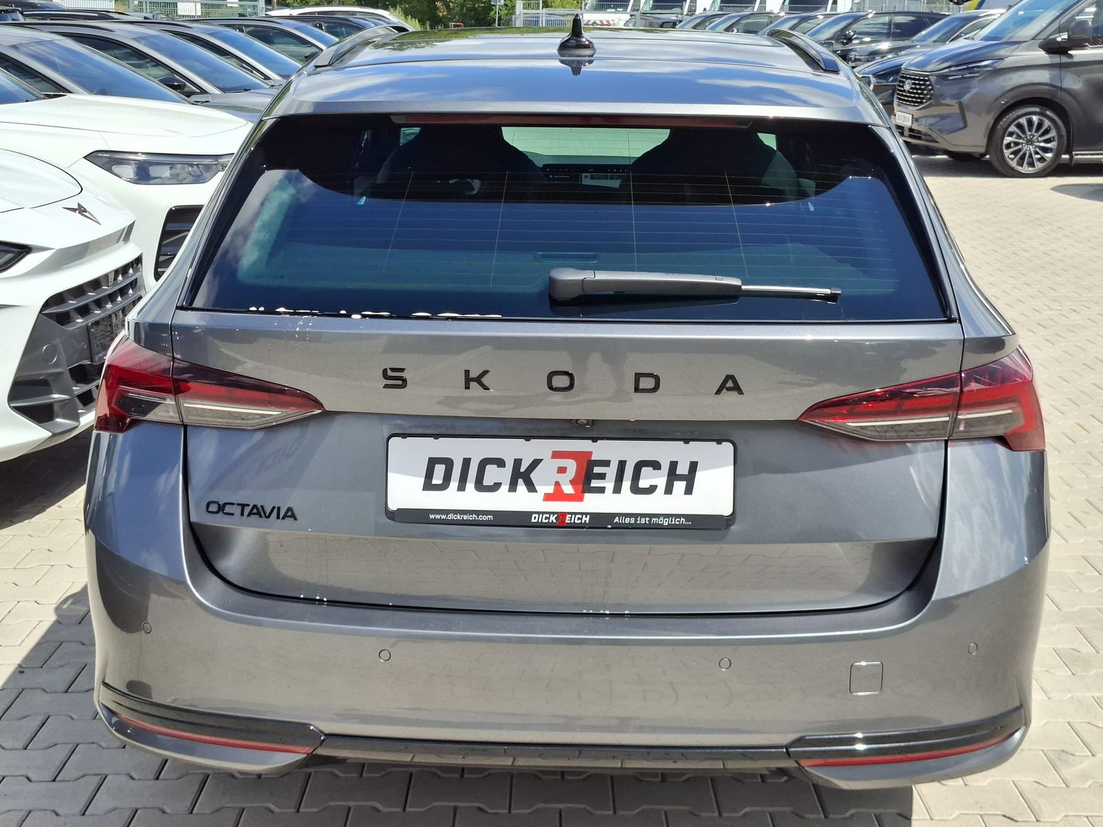 Fahrzeugabbildung SKODA Octavia 1.5 DSG Sportline PANO*MATRIX*AHK*5J.GAR