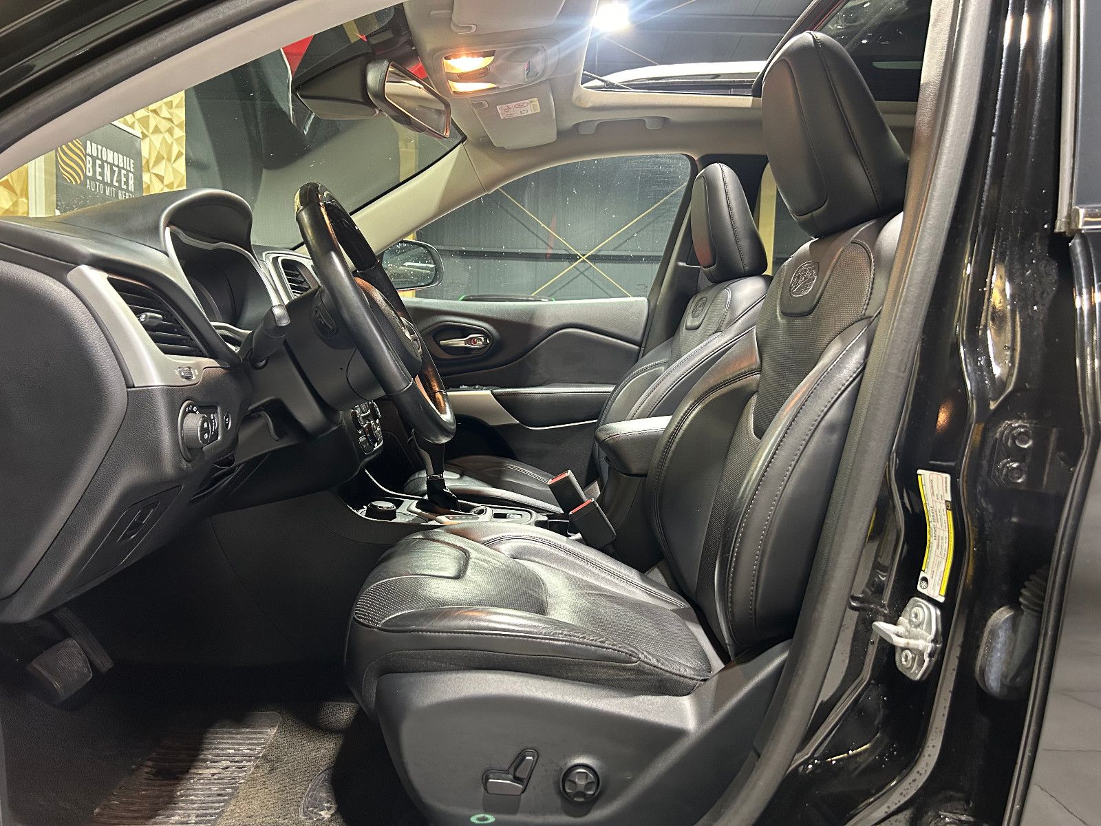 Fahrzeugabbildung Jeep Cherokee M-Jet Overland 4WD/BI-XENON/PANO/MEMORY