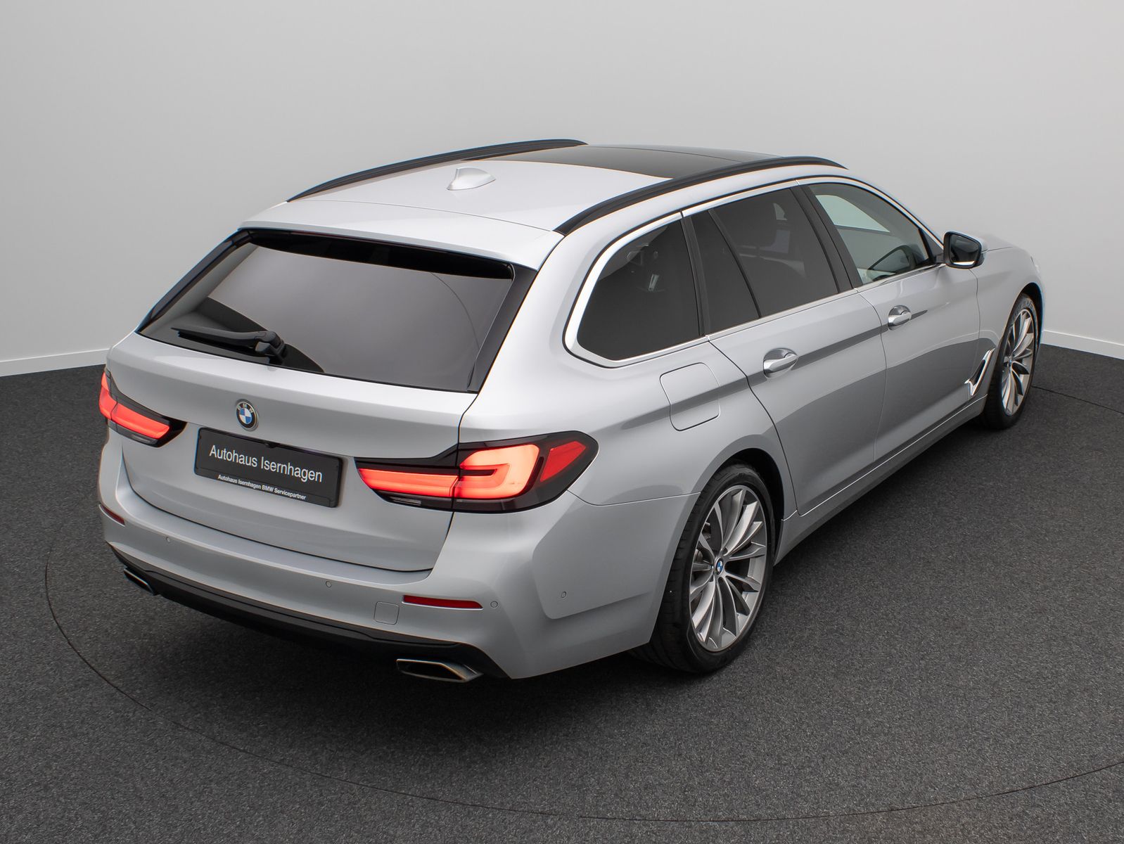 Fahrzeugabbildung BMW 530d Kamera DAB HiFi Panorama HUD Sport 19Zoll