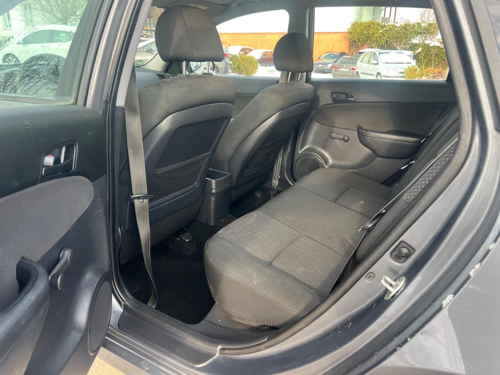 Hyundai i30 2010 — photo 8