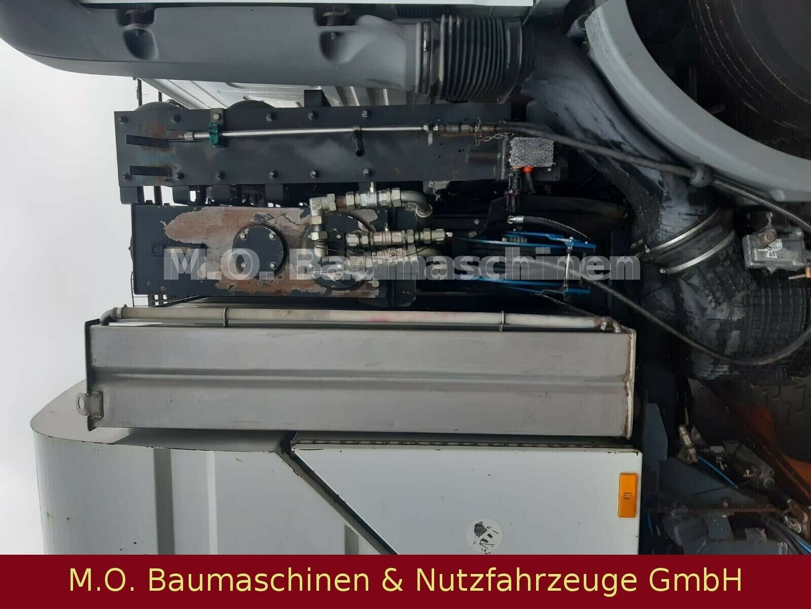 Fahrzeugabbildung Mercedes-Benz Axor 1828 / Universal - Kehrmaschine /