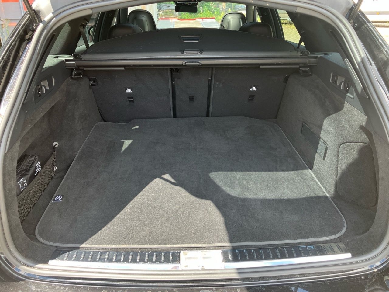Fahrzeugabbildung Mercedes-Benz E 220 d T AMG+NIGHT+AHK+PANO+KEYLESS+