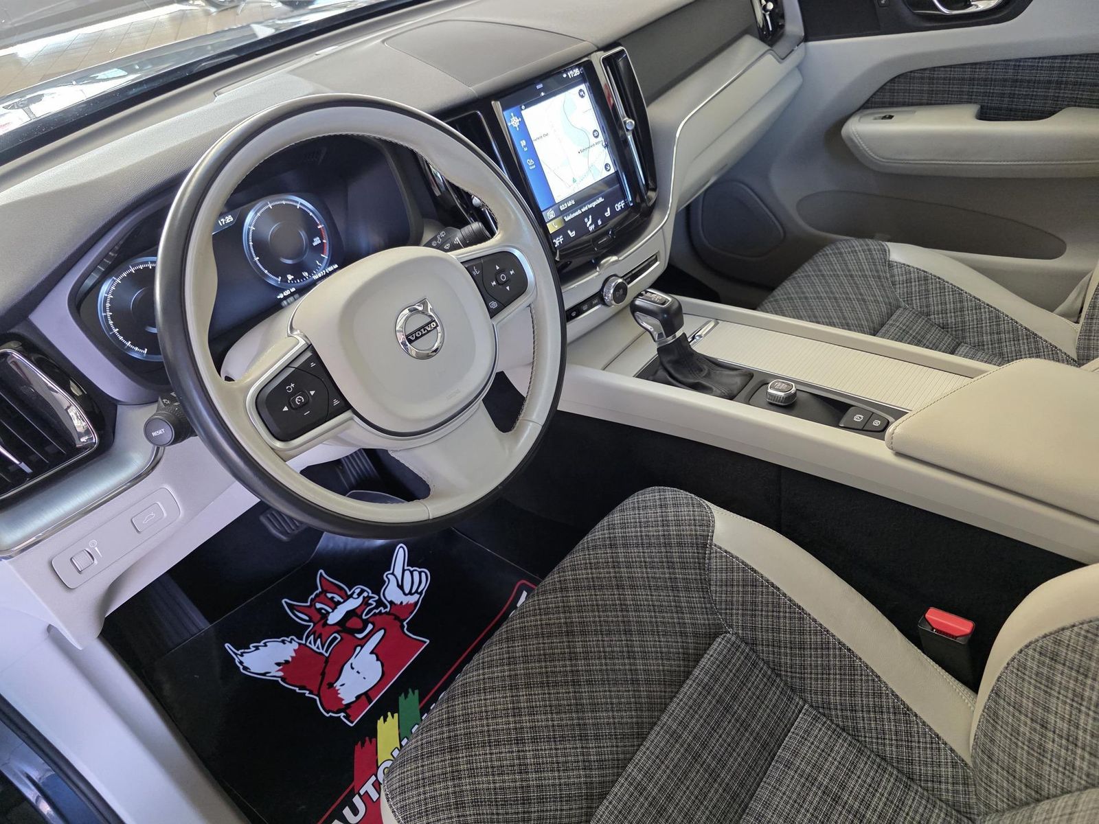 Fahrzeugabbildung Volvo XC 60 D4 /StandHz/Keyless/Carplay/Ahk
