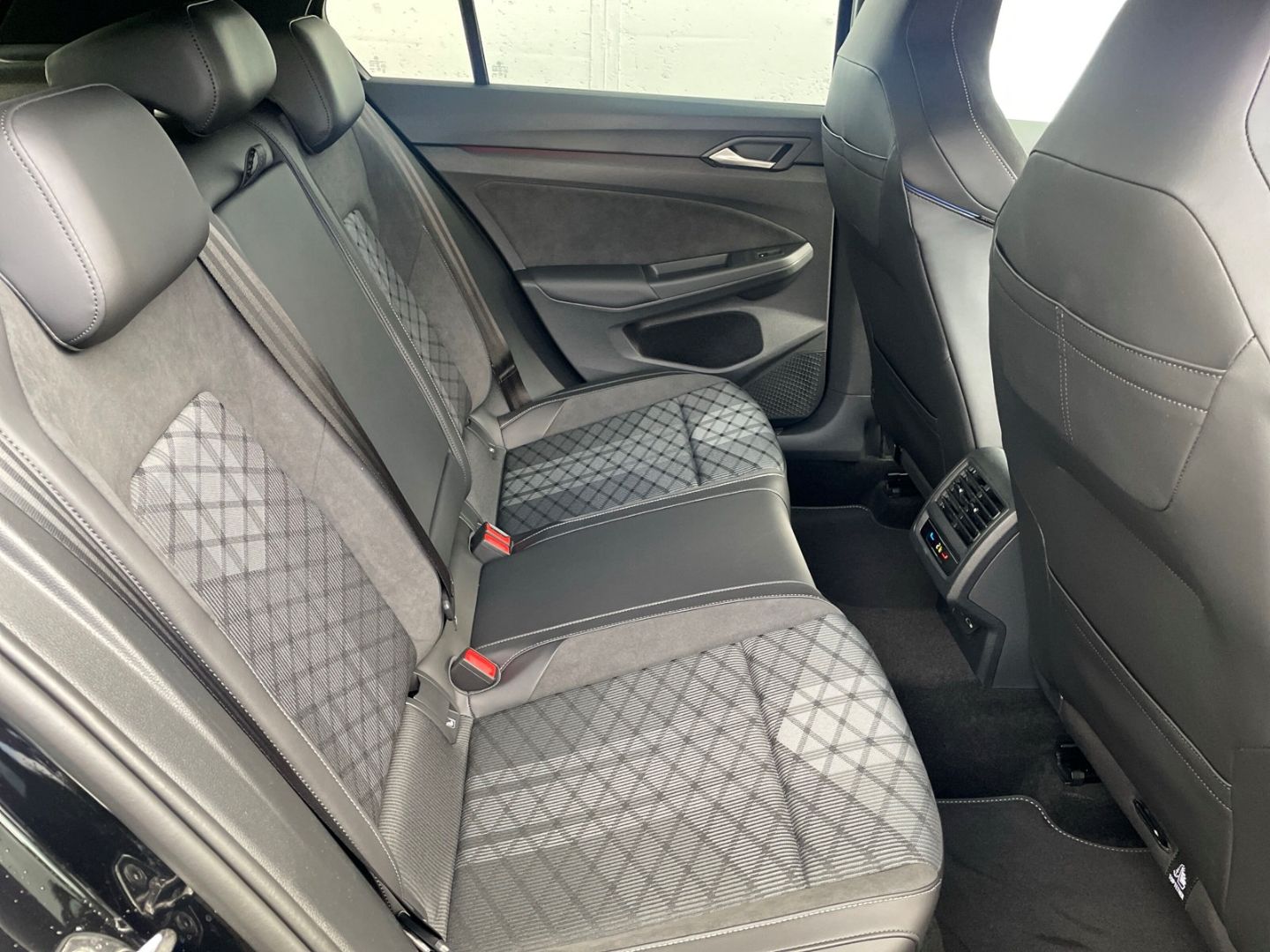 Golf VIII 1.5 eTSI DSG R-Line HUD/AHK/Kamera/ACC