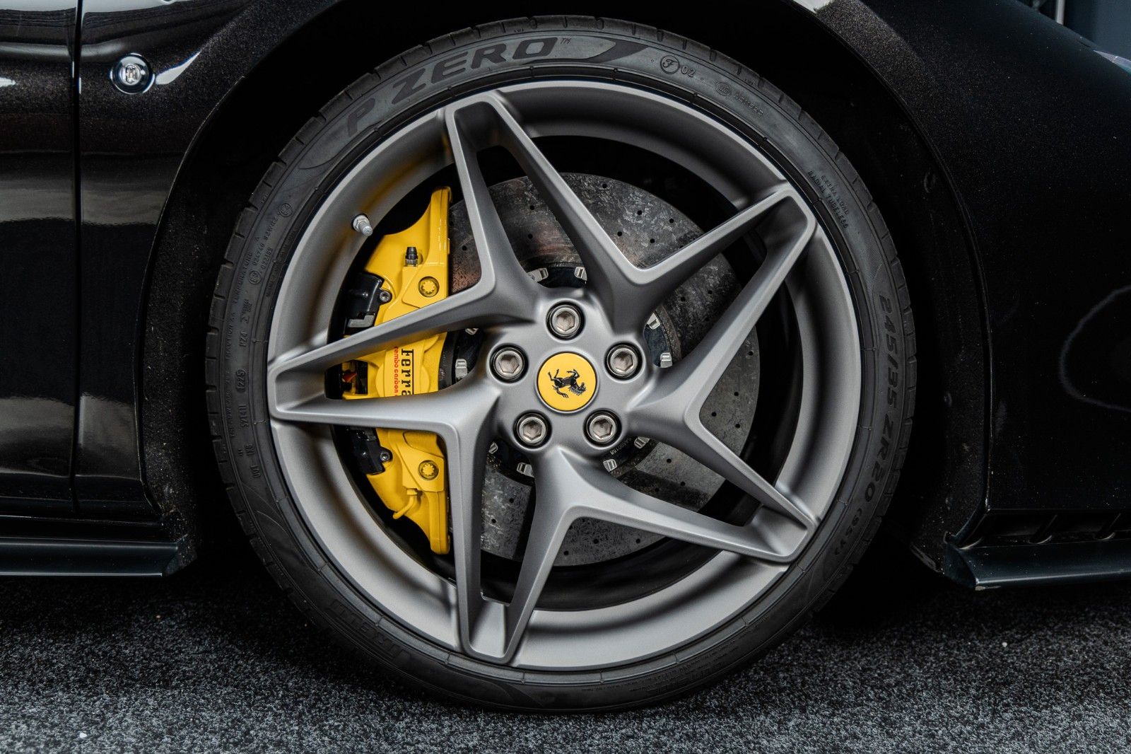 Fahrzeugabbildung Ferrari F8 Spider + Nero Daytona + Carbon + Lift + Garan