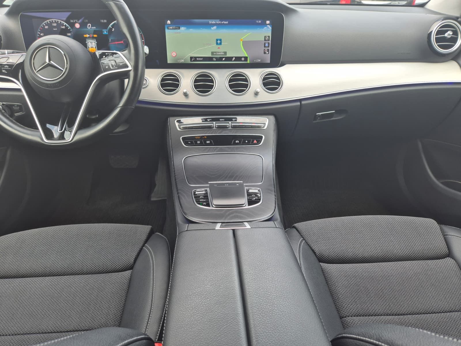 Fahrzeugabbildung Mercedes-Benz E 220 d Avantgarde AHK*DIST*LED*SHZ*Kam*Ambiente