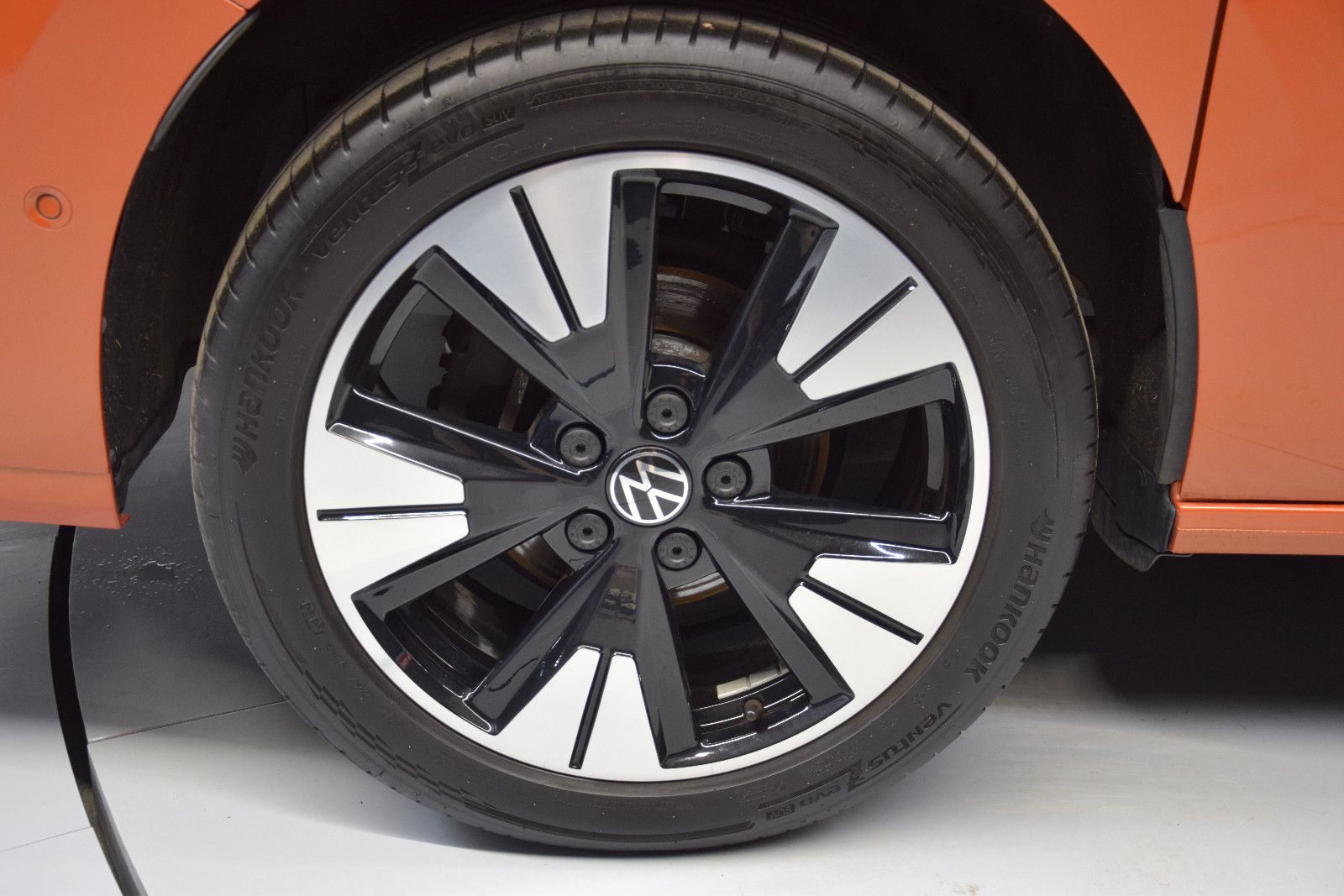 Fahrzeugabbildung Volkswagen T7 Multivan Edition lang Pano ACC vis-a-vis AHK