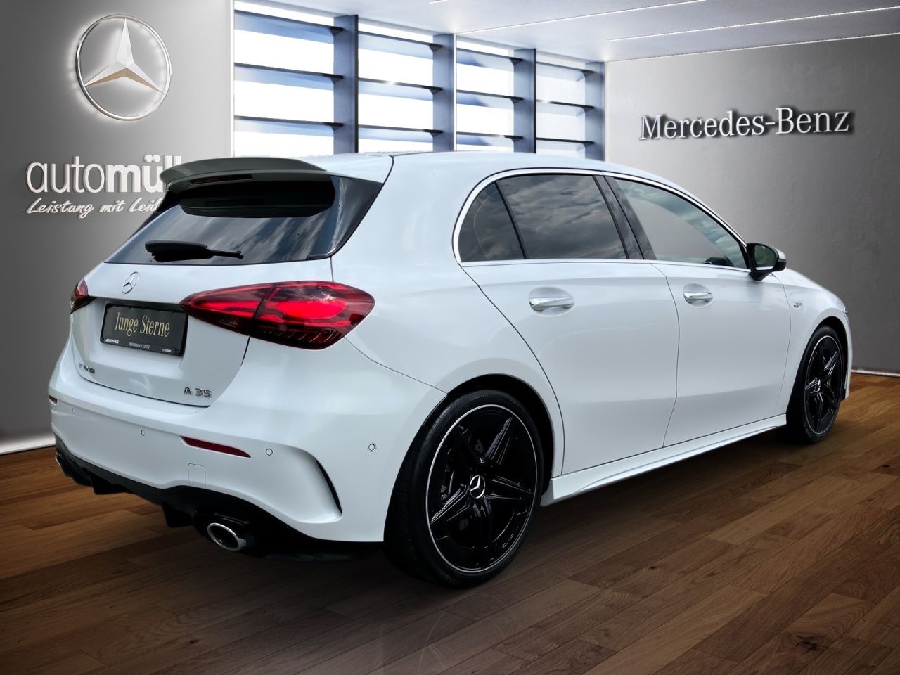 Fahrzeugabbildung Mercedes-Benz AMG A 35 4M AHK+MULTIBEAM+KEYLESS+AMBIENTE+LHZ