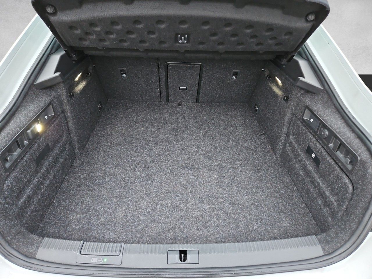 Fahrzeugabbildung SKODA Superb Sportline iV AHK NAVI Standheizung