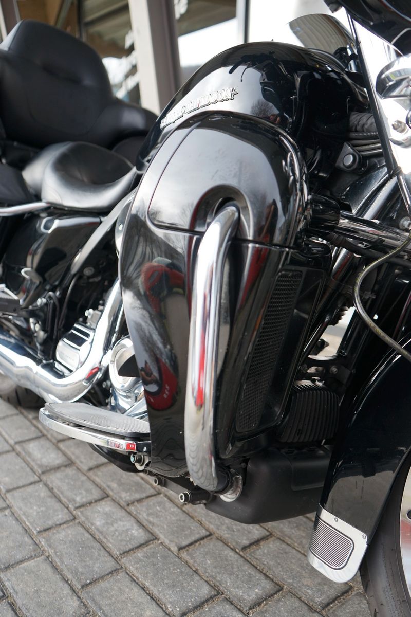 Fahrzeugabbildung Harley-Davidson FLHTKL Ultra Limited Low # 5HD1 # Screamin Eagle