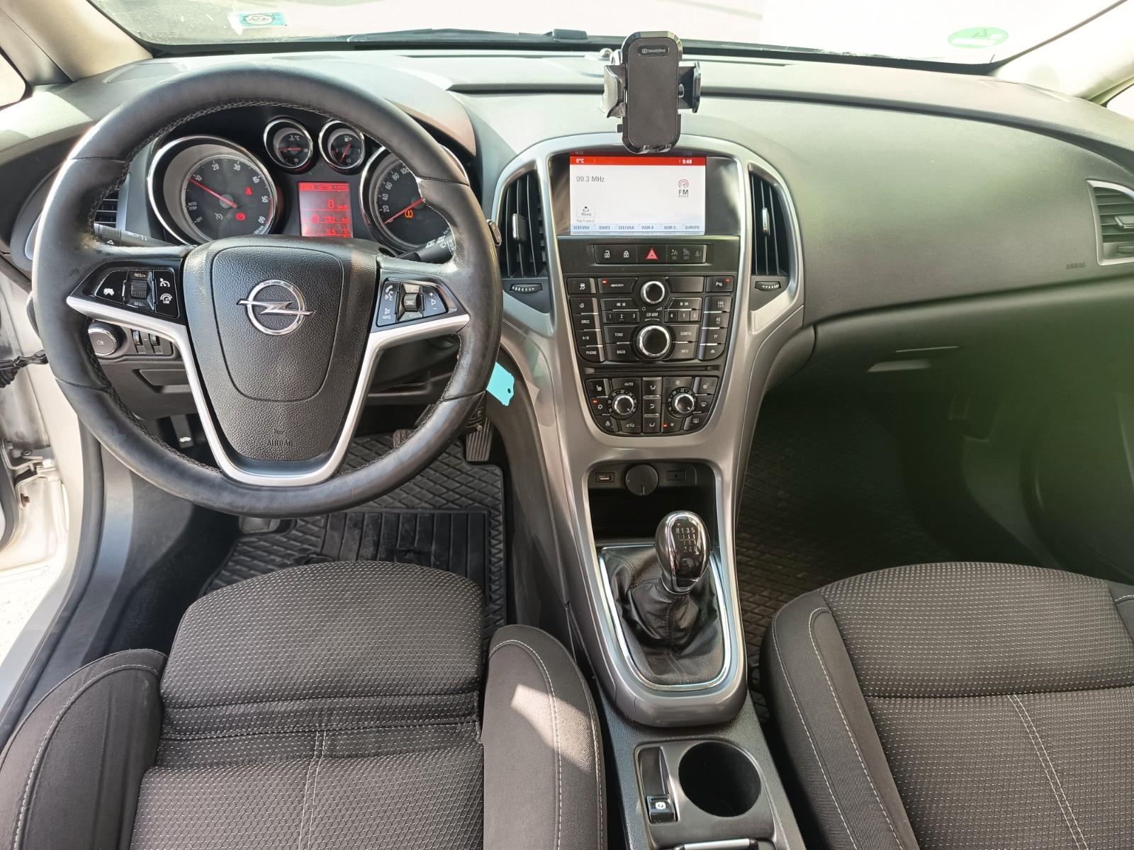 Opel Astra 2015 — rear view