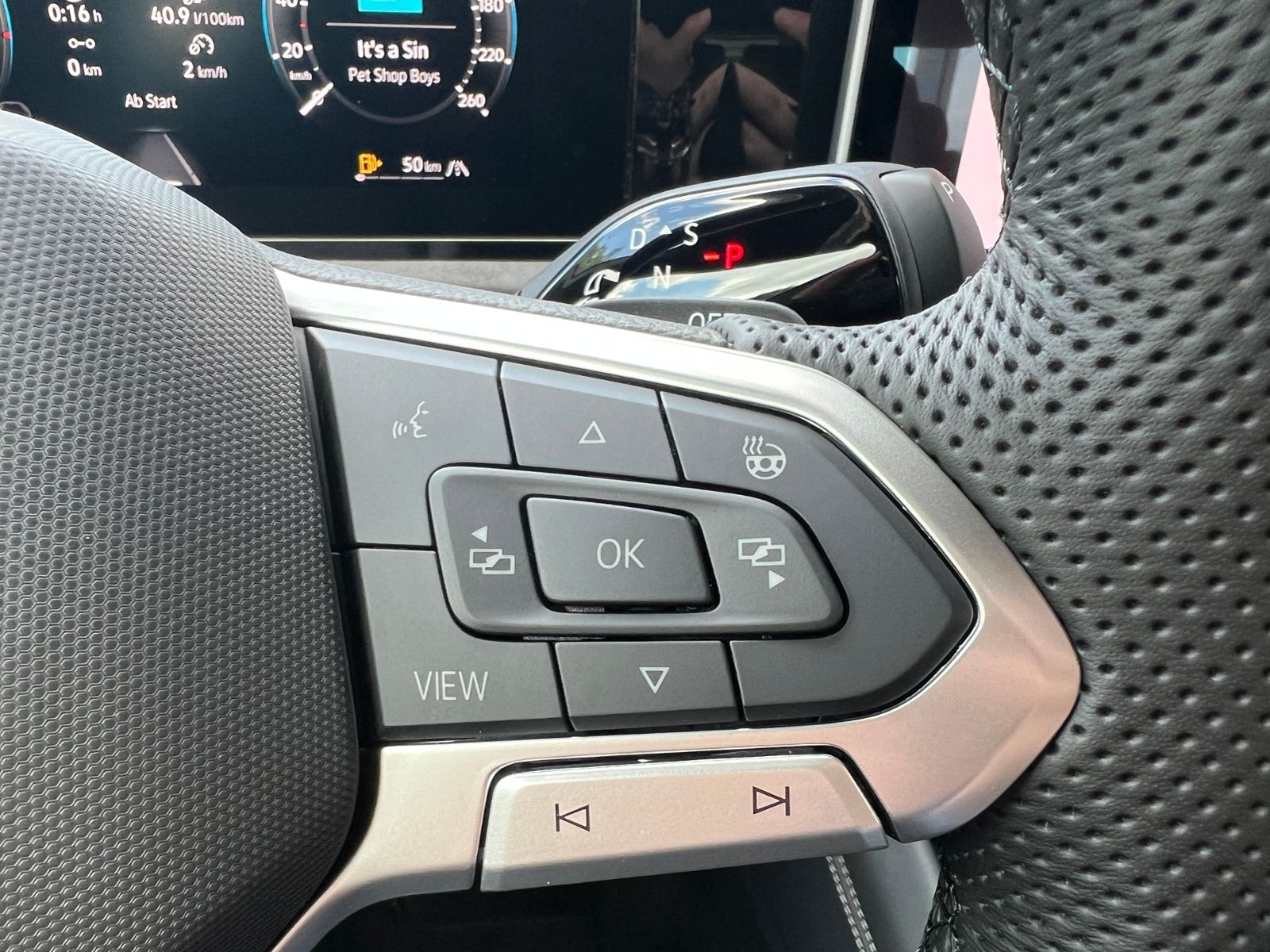 Fahrzeugabbildung Volkswagen Tiguan R-Line 1.5 eTSI DSG *AHK, IQ.Light, ACC,