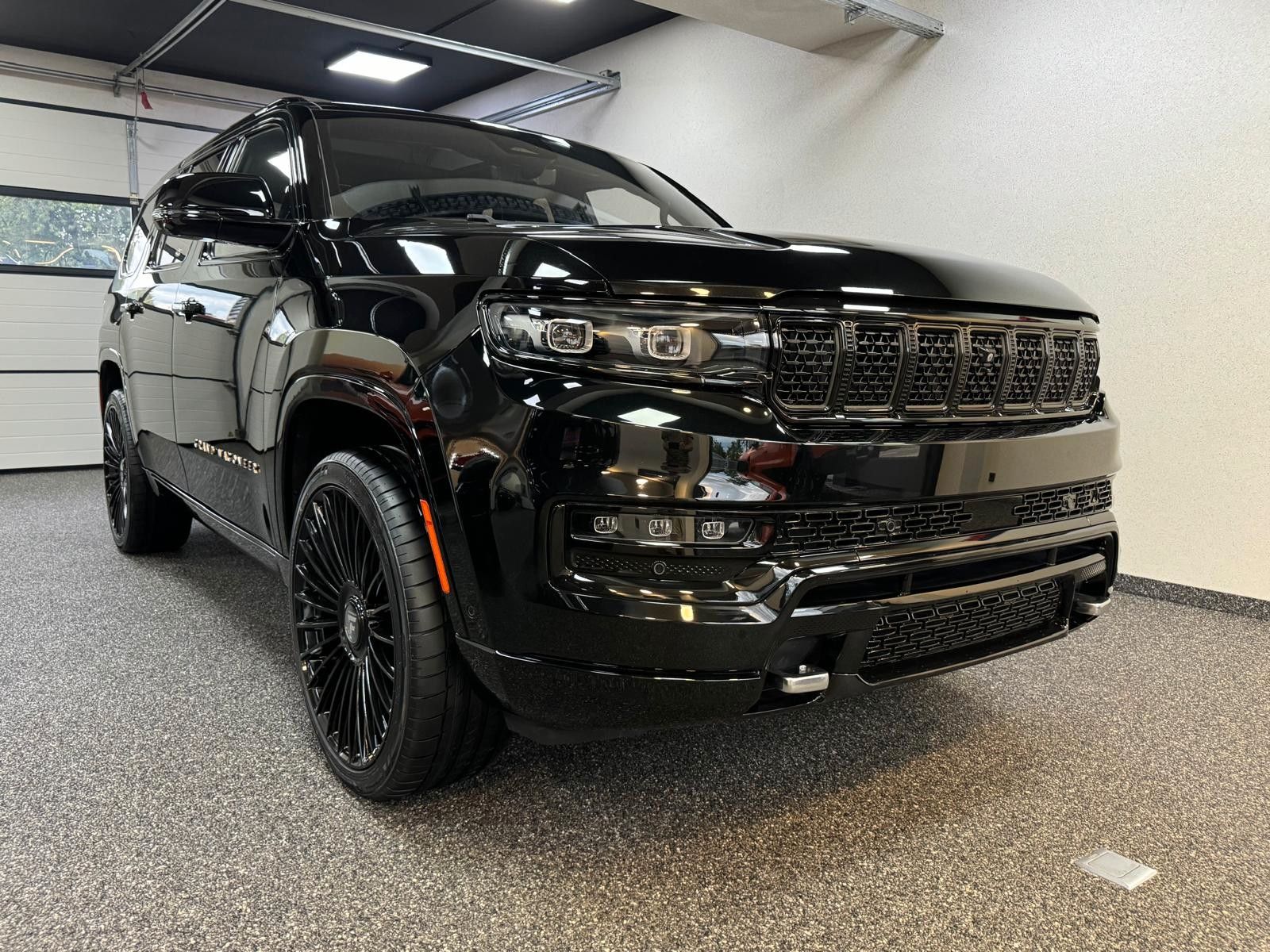 Fahrzeugabbildung Jeep GRAND WAGONEER SER. III BLACK LINE-24"6.4L V-8 .