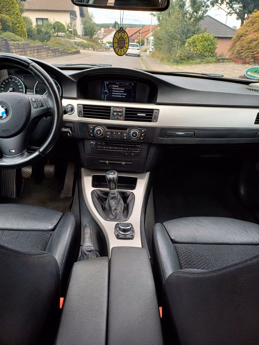 BMW 320 2011 — photo 8