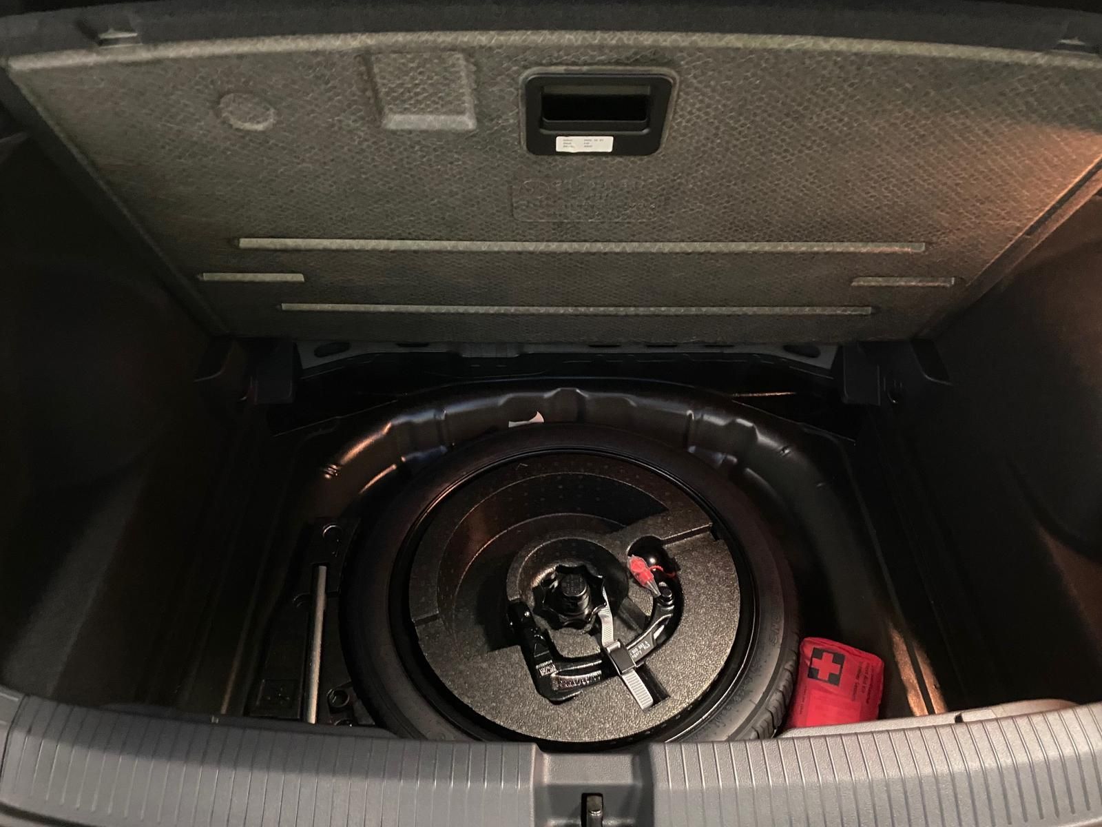 Fahrzeugabbildung Volkswagen T-Roc 1.5 TSI DSG LIFE+ACC+AHK+BHZ Lenkrad+RFK++
