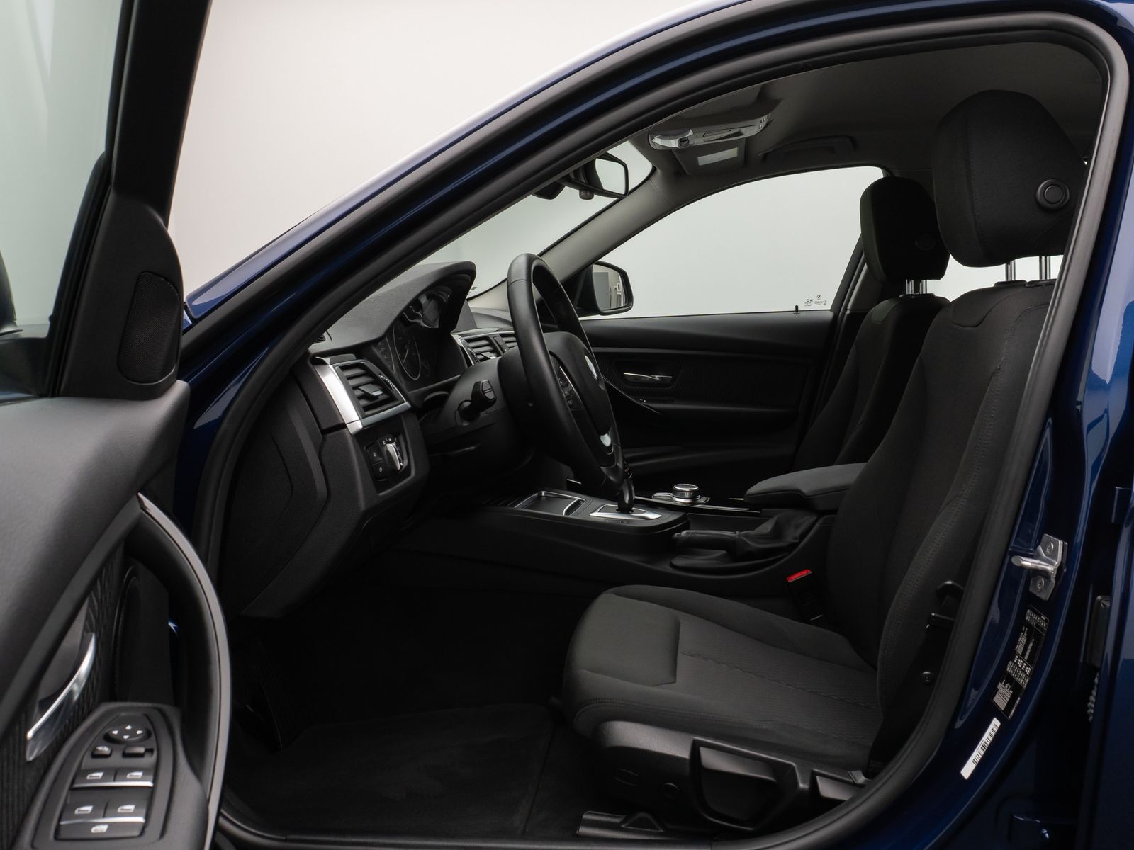 Fahrzeugabbildung BMW 320i Advantage HiFi Navi Lordos PDC LED Alarm