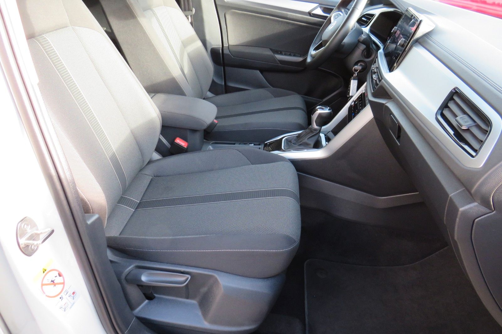 Fahrzeugabbildung Volkswagen T-Roc Life DSG AHK NAVI SITZH. APP-CON. LED 1Hd