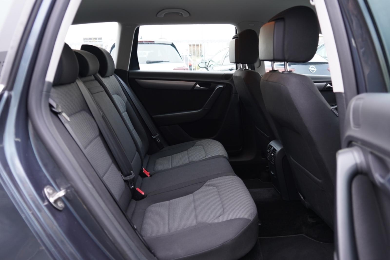 Volkswagen Passat 2011 — photo 8