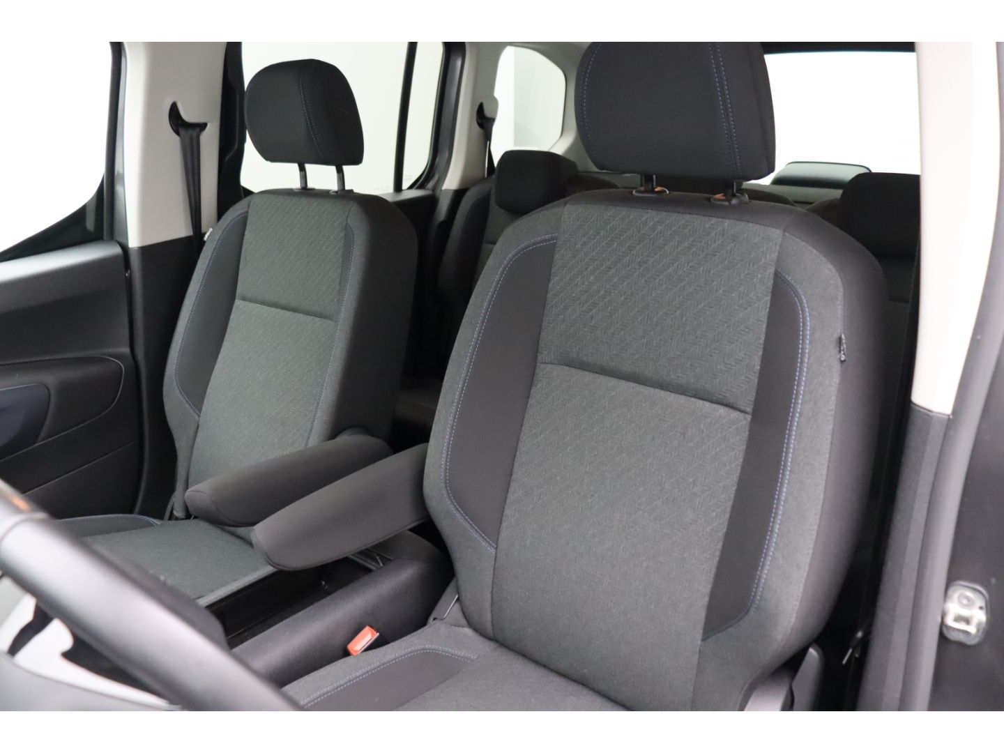 Fahrzeugabbildung Peugeot Rifter 1.2 Pure Tech Allure Pack L1 AUTOMATIK