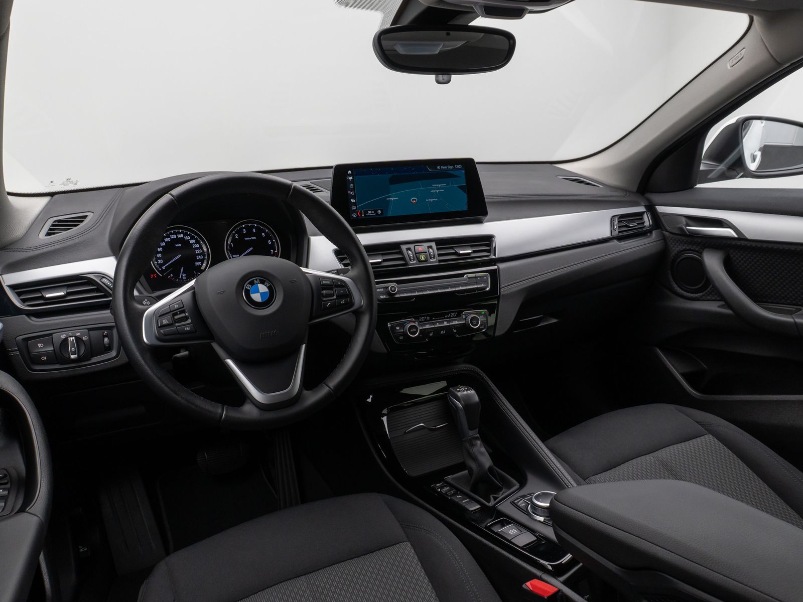 Fahrzeugabbildung BMW X2 xD25e Kamera HUD DAB HiFi Navi+Komfort Alarm