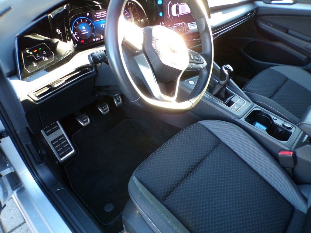 Fahrzeugabbildung Volkswagen Golf VIII Variant 1,5 TSI Active *LED*AHK*NAVI*S