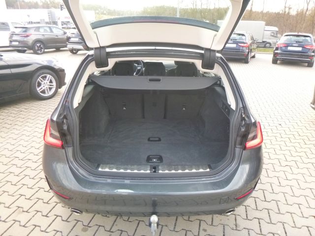 Fahrzeugabbildung BMW 320 i Touring >AUT/AHK/R-Kamera/PDC/LED<