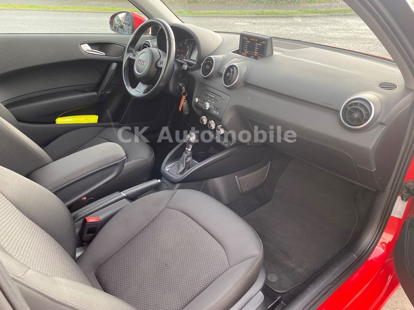 Fahrzeugabbildung Audi A1 Attraction 1.6 TDI DSG/Klima/Bi-Xenon/SHZ/PDC