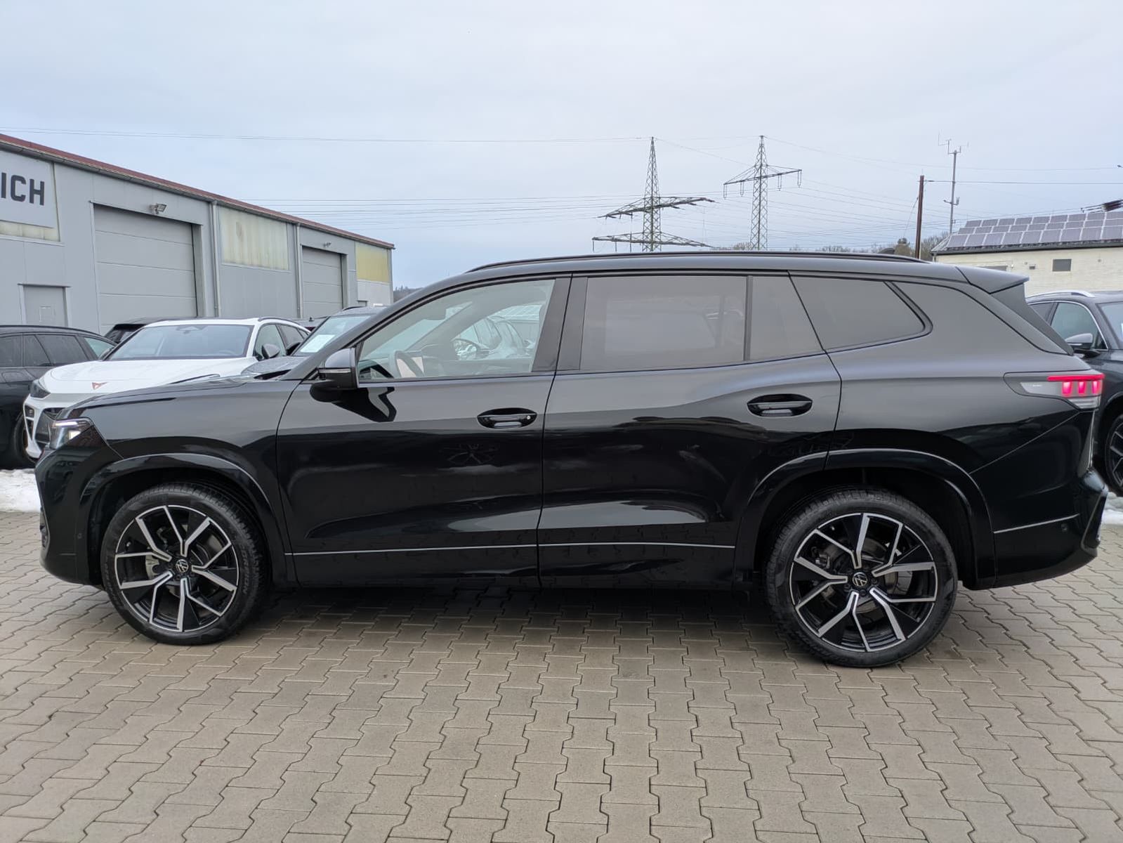 Fahrzeugabbildung Volkswagen Tayron 2.0 TDI 4M R-Line BLACK*7S*IQ-L.*PANO*HUD