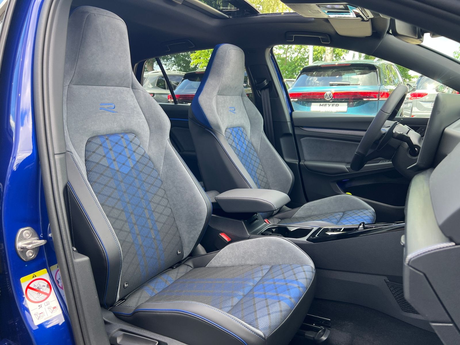Fahrzeugabbildung Volkswagen Golf R 2.0 TSI DSG 4MOTION *R-Performance,Pano,H