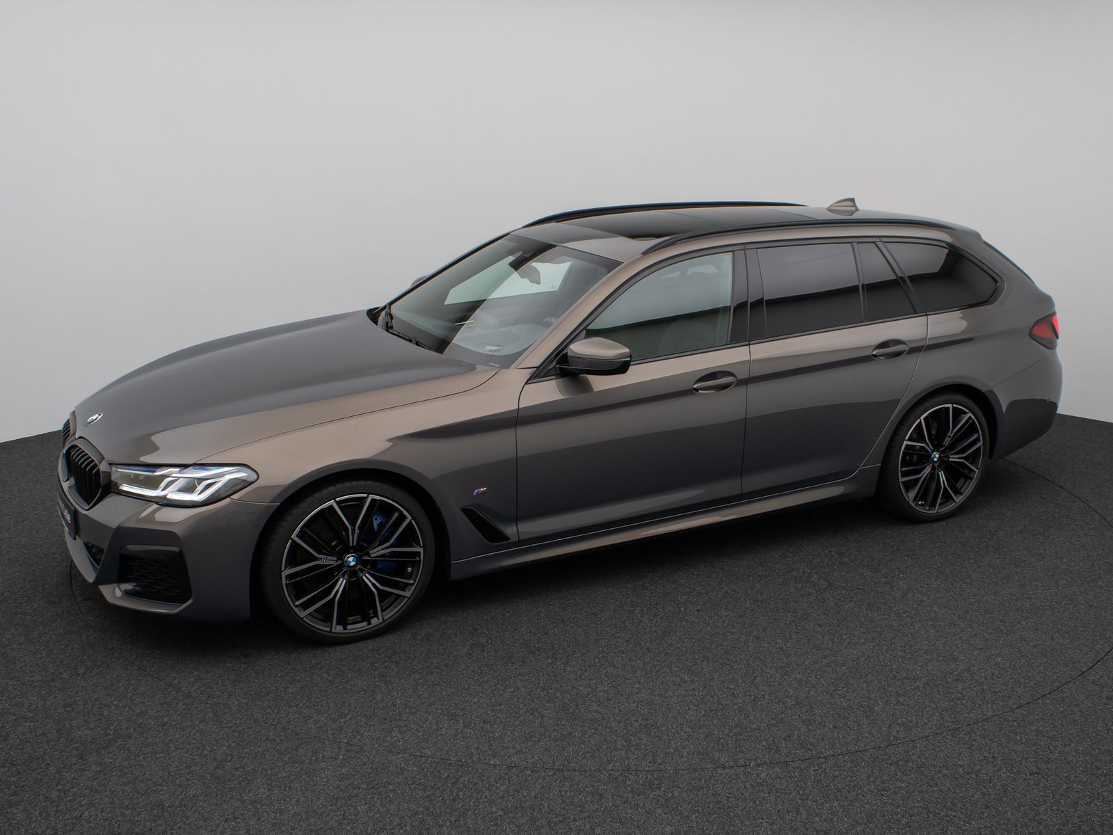 Fahrzeugabbildung BMW 530d xD M Sport Individual Panorama HUD 20Zoll