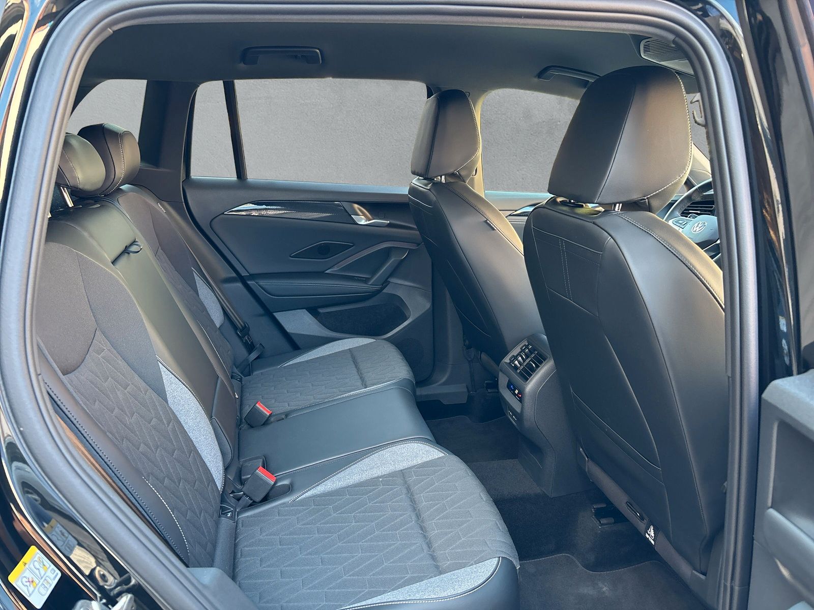 Fahrzeugabbildung Volkswagen Tiguan 1.5 eTSI Goal AHK IQ-Light Keyless Kamera