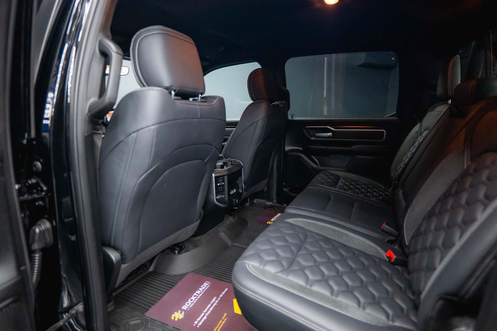 Fahrzeugabbildung Dodge RAM 5.7 V8 HEMI 4x4 Offroad Night-Paket LED 19%