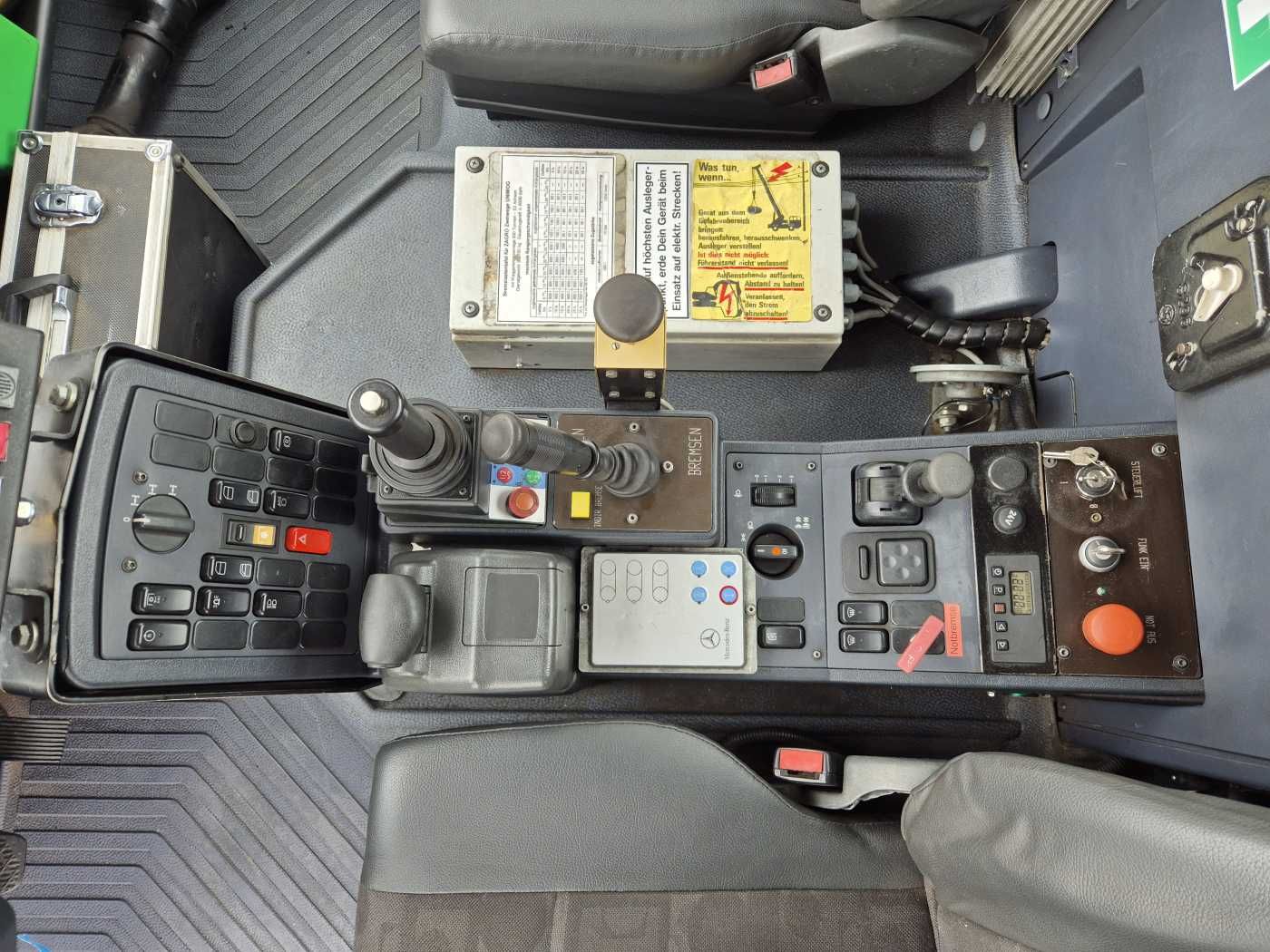 Fahrzeugabbildung Mercedes-Benz Unimog U400 4x4 Zweiwege ZAGRO 800t/52 Achsen