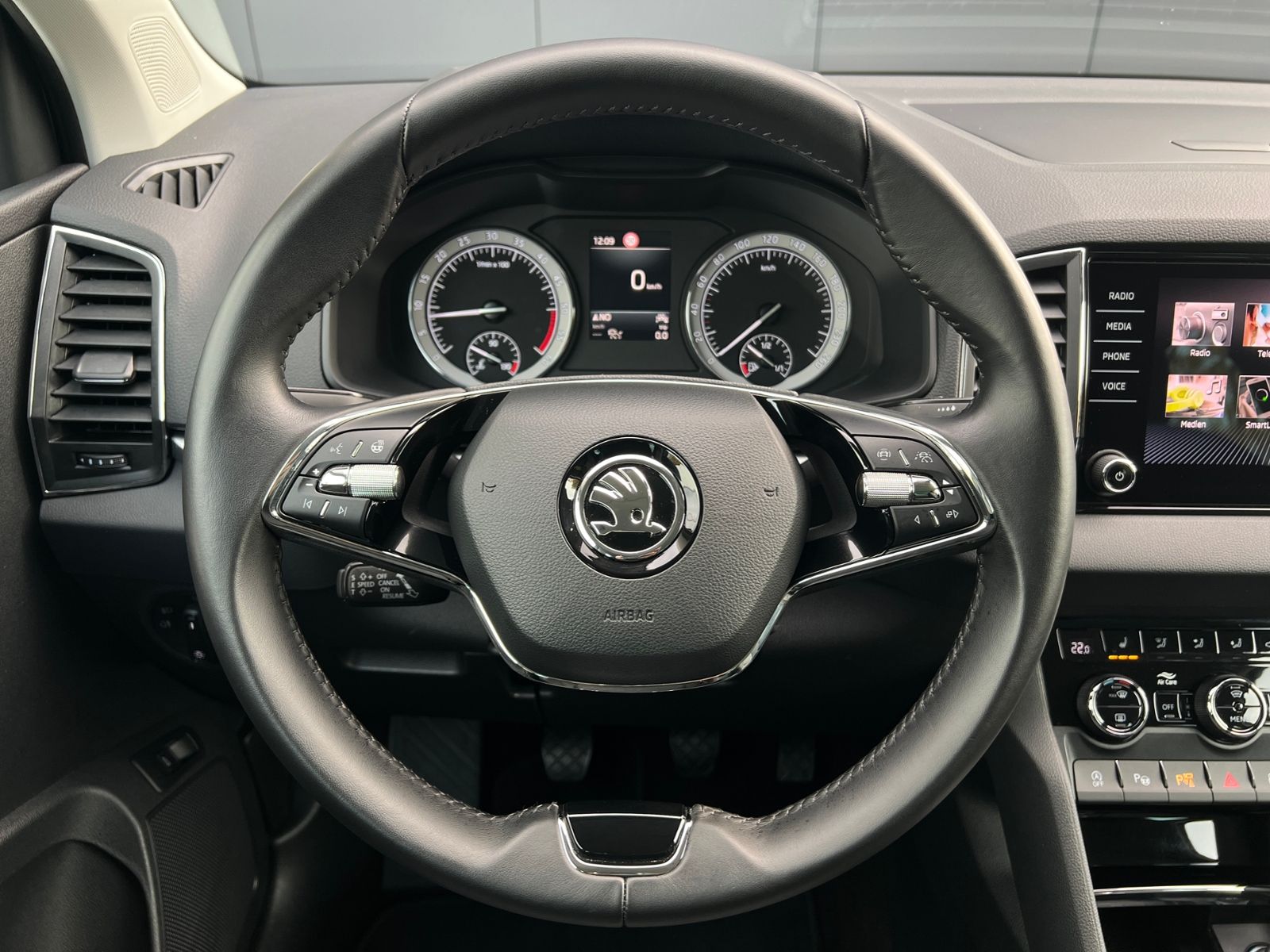 Fahrzeugabbildung SKODA Karoq Clever 2.0 TDI *TravelAssist, Navi, KESSY*
