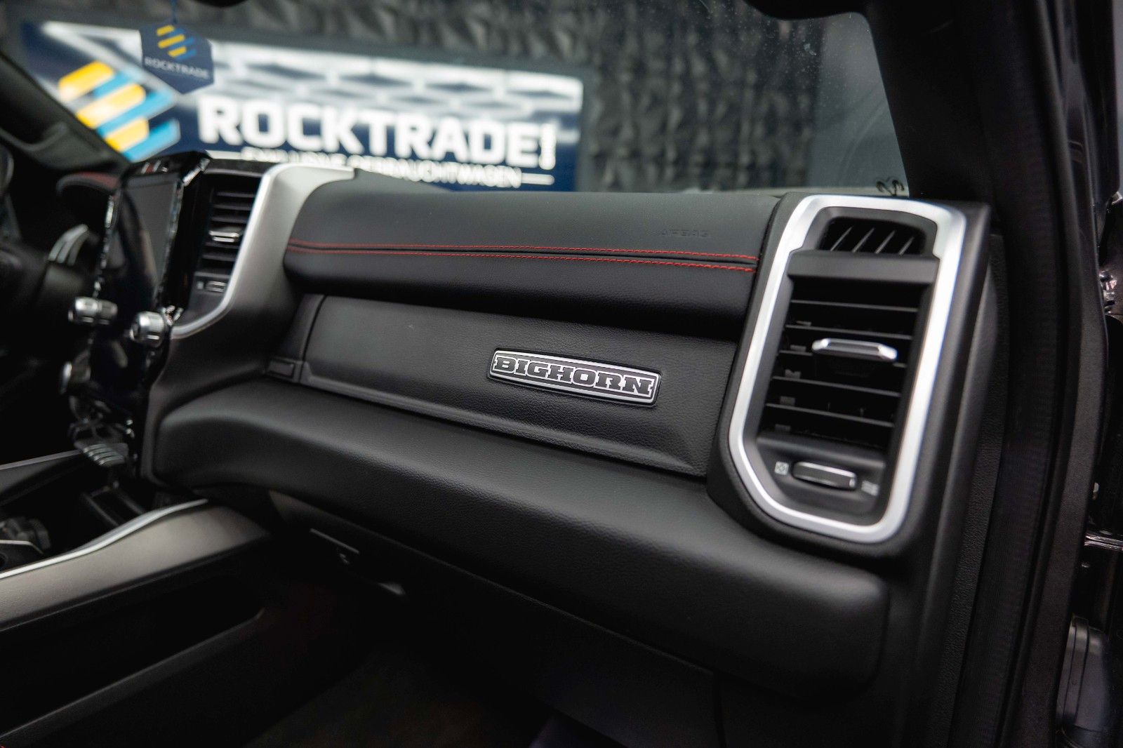 Fahrzeugabbildung Dodge RAM 5.7 V8 HEMI 4x4 OFFROAD Night-Edition *Pano*