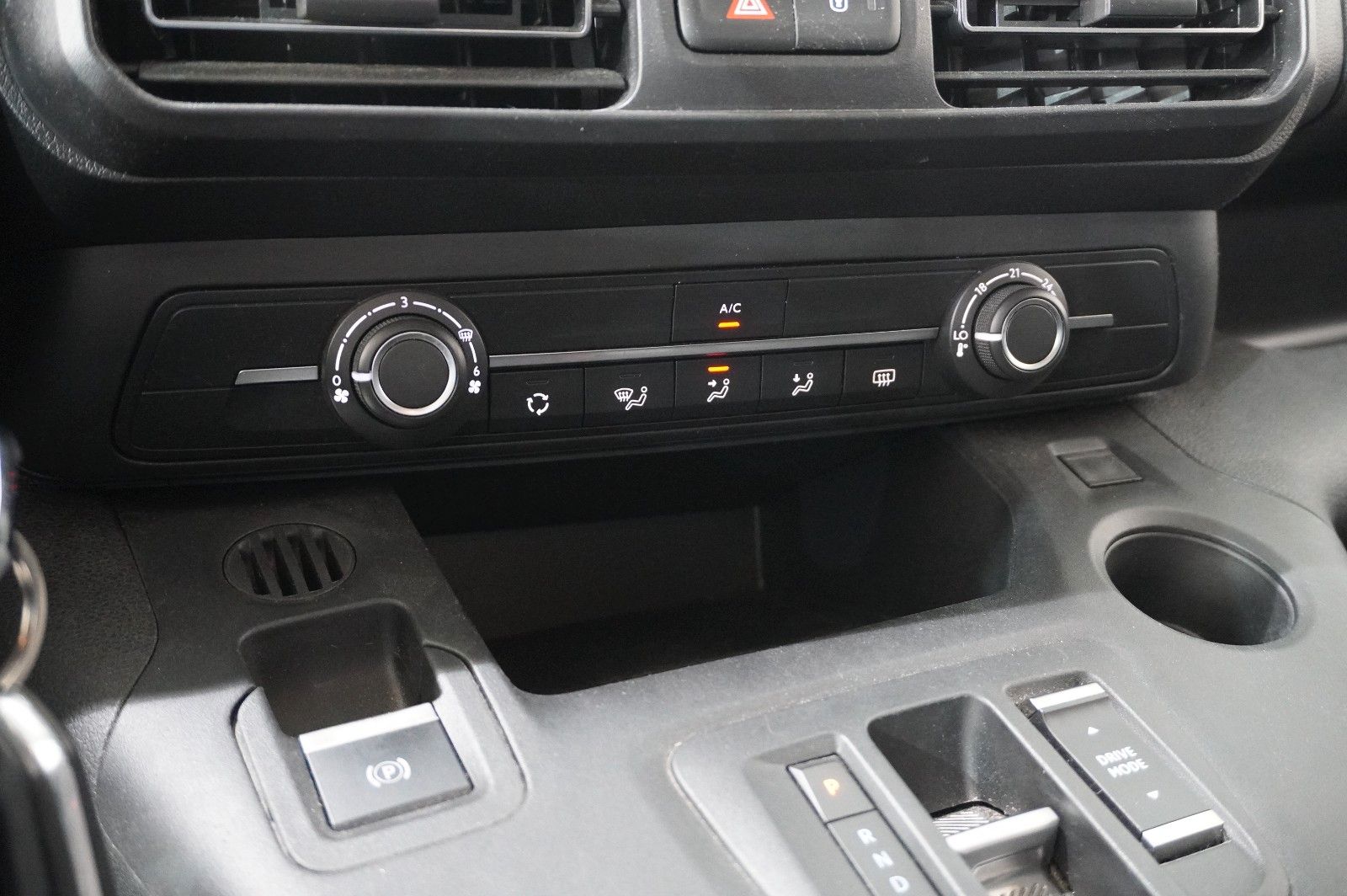 Fahrzeugabbildung Opel Combo-e LIFE EDITION 11KW KLIMA/PDC/TEMP./DAB+