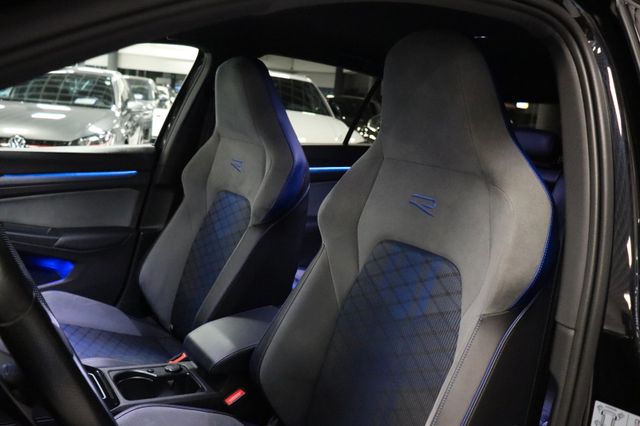 Fahrzeugabbildung Volkswagen Golf VIII Lim. R 4Motion|MATRIX|H/K|DCC|AMBIENTE
