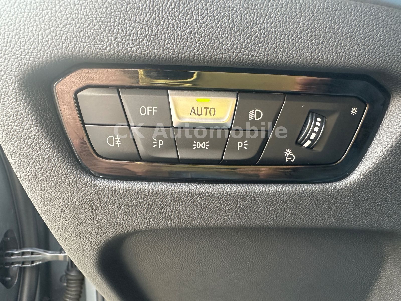 Fahrzeugabbildung BMW 330e Touring M-Sport/Navi/Head-Up/LED/Kam/AHK