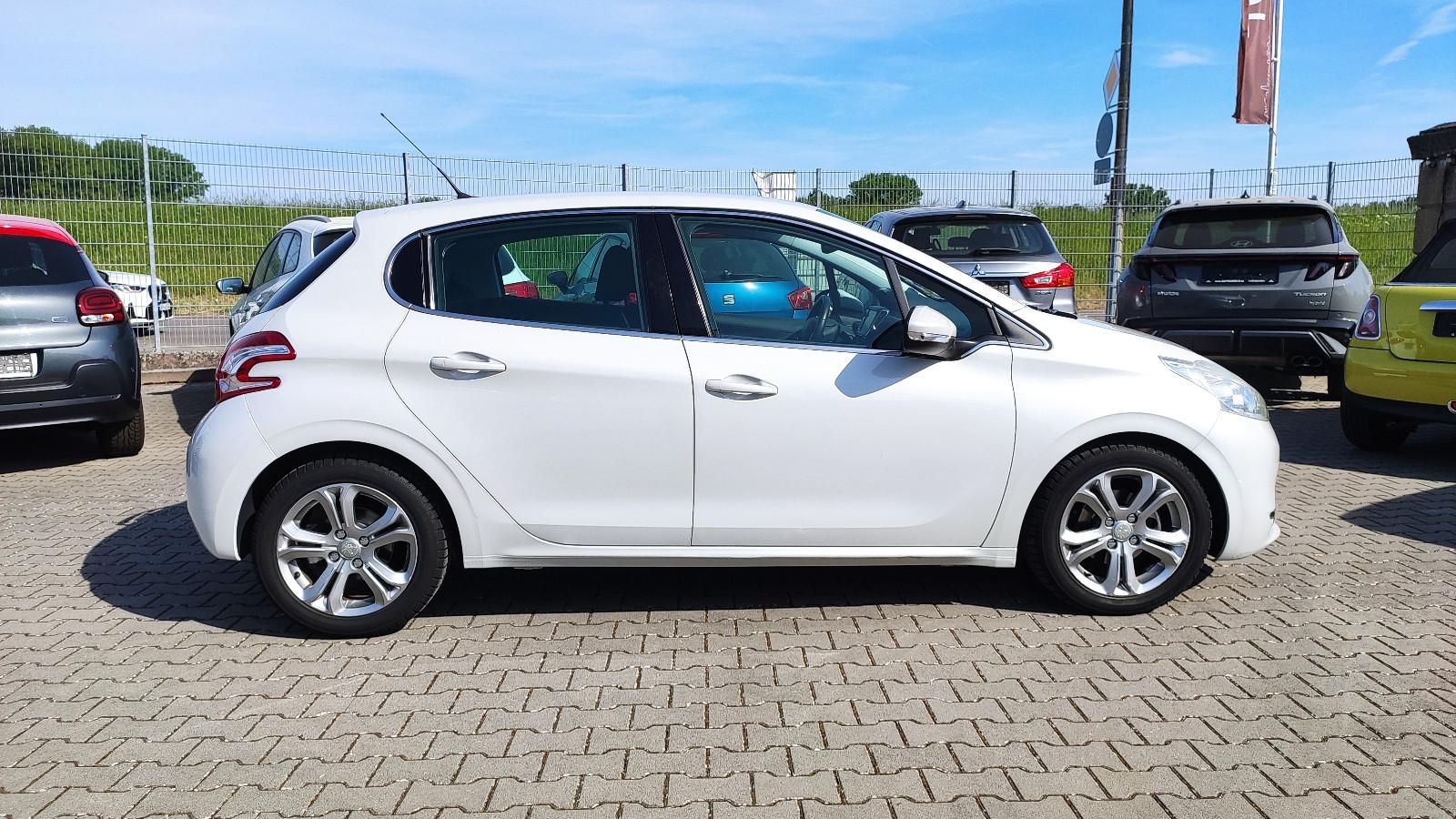 Peugeot 208 Automatik*NAVI*Klimaauto.*SHZ*BT*ALU*Allwett