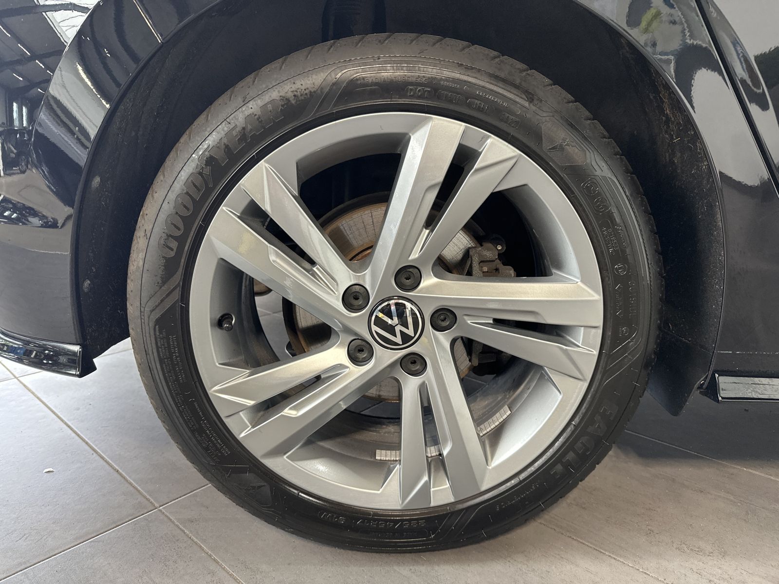 Fahrzeugabbildung Volkswagen Golf 2.0 TDI DSG R-Line NAV+LED+PANO+SHZ+V-COCK