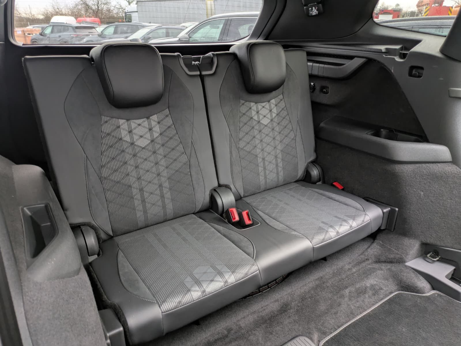 Fahrzeugabbildung Volkswagen Tayron 2.0 TDI 4M R-Line BLACK*7S*IQ-L.*PANO*HUD