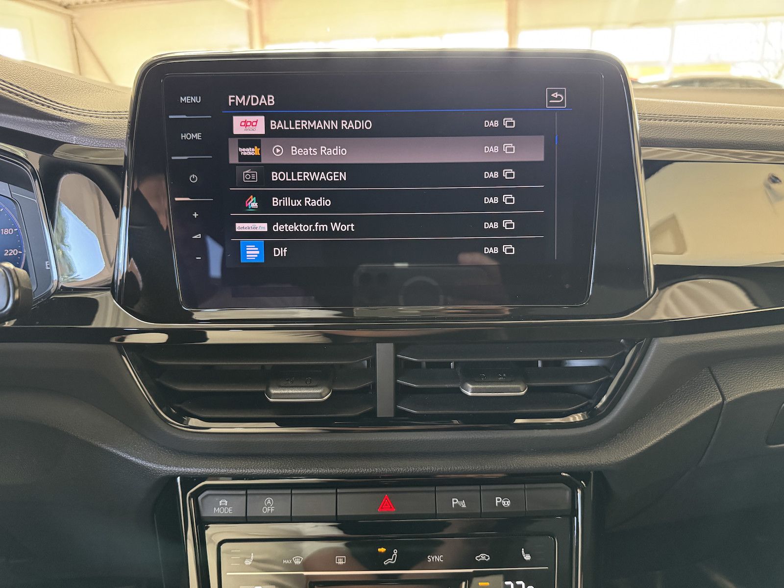 Fahrzeugabbildung Volkswagen T-Roc 1.5 DSG R-Line/Black/1.Hd/Spur/Park/Ahk