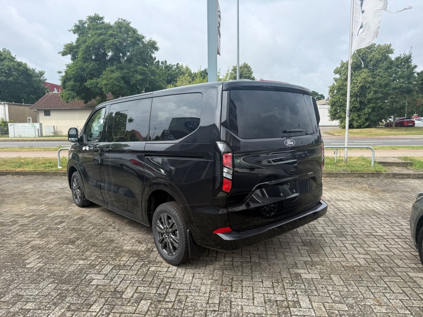 Fahrzeugabbildung Ford Tourneo Custom 320 L1 Titanium FWD ACC LED Navi