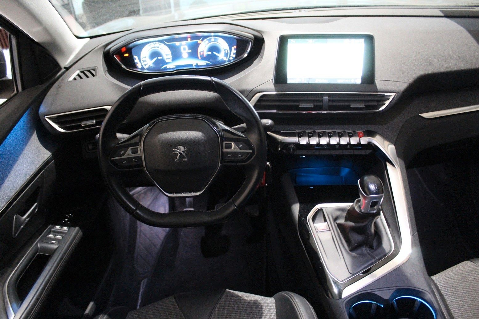 Fahrzeugabbildung Peugeot 5008 Allure 1.2T NAVI/PDC/T-LEDER/TEMPOMAT