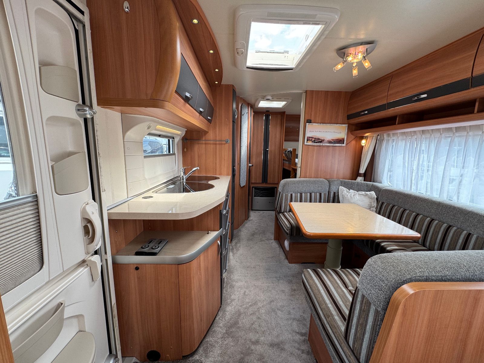 Fahrzeugabbildung Hobby 545 KMF DE LUXE SAT TV MOVER RUNDSITZGRUPPE