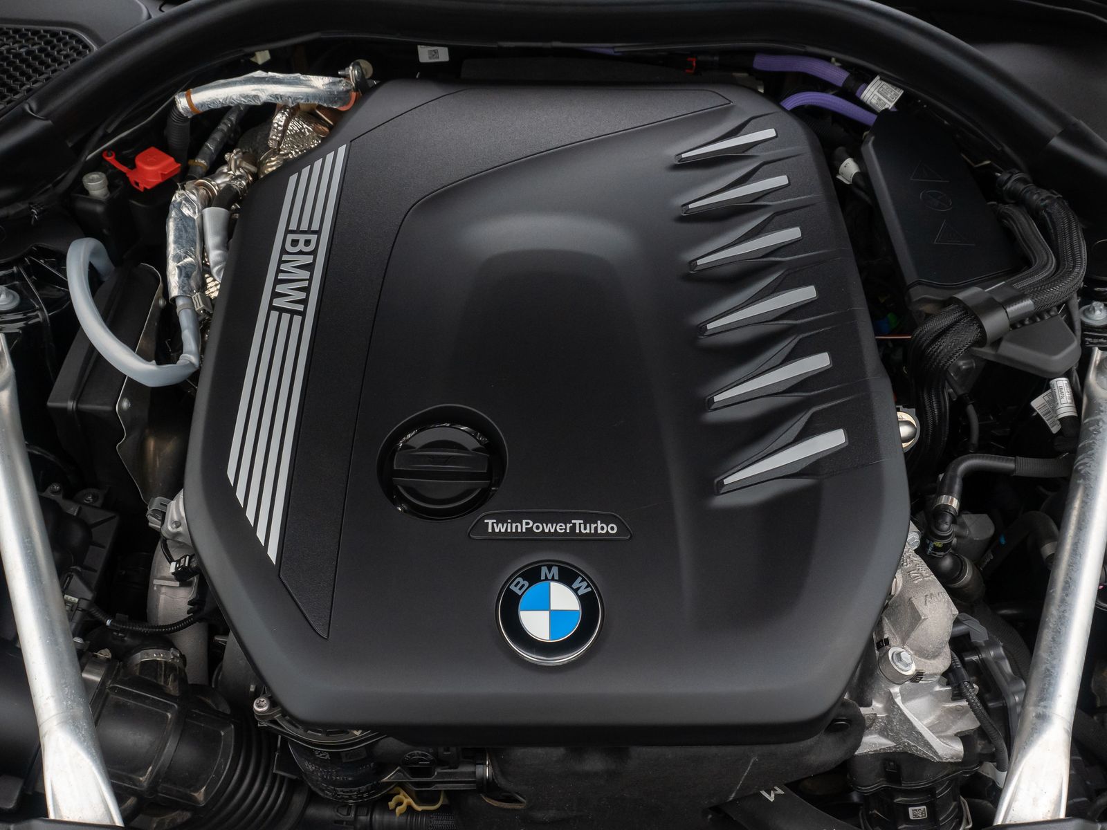 Fahrzeugabbildung BMW 530d xD Alarm HUD DAB Kamera DisplayKey Panorama
