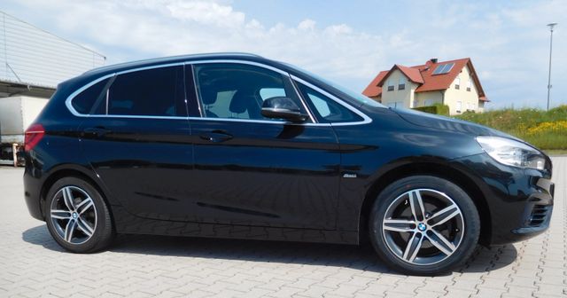 BMW 218i Active Tourer Sport Line AHK LED Neureifen 