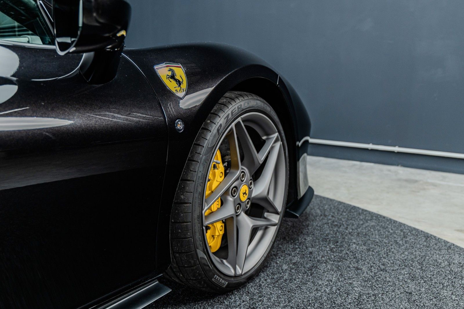 Fahrzeugabbildung Ferrari F8 Spider + Nero Daytona + Carbon + Lift + Garan
