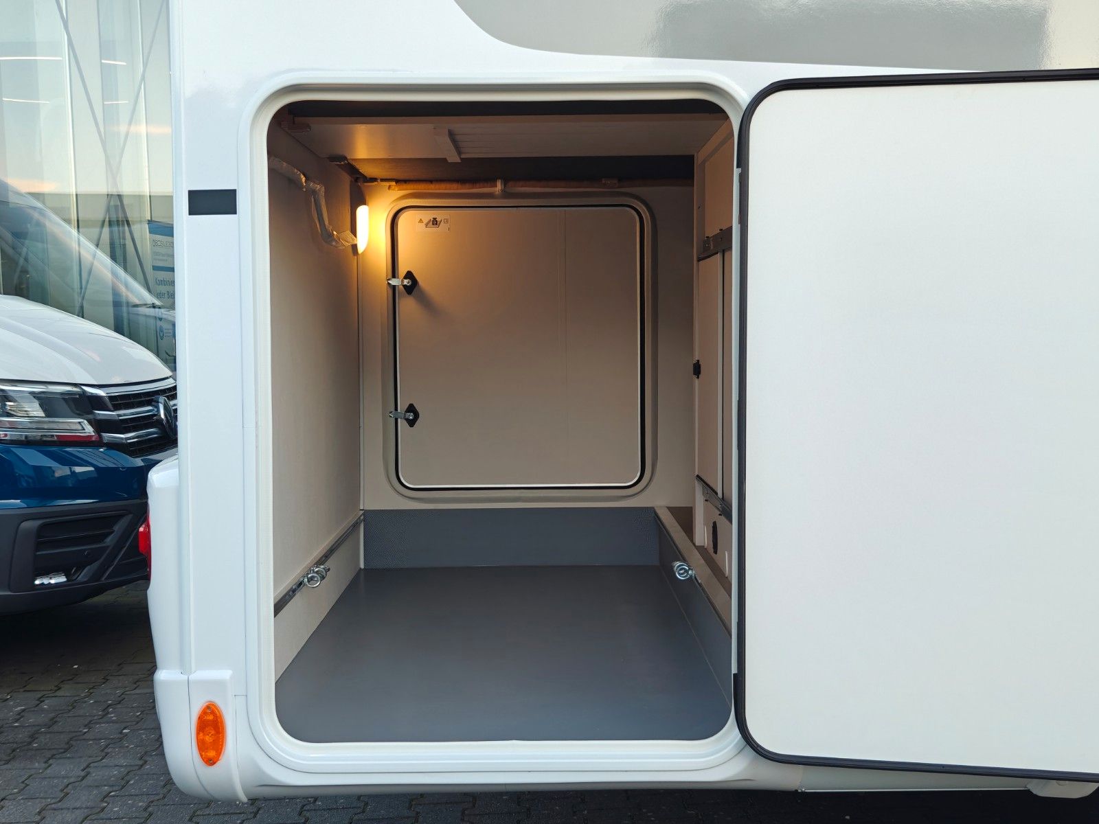 Fahrzeugabbildung LMC Tracer V 670 - Tracer Van Paket, 140PS, MJ2026 -